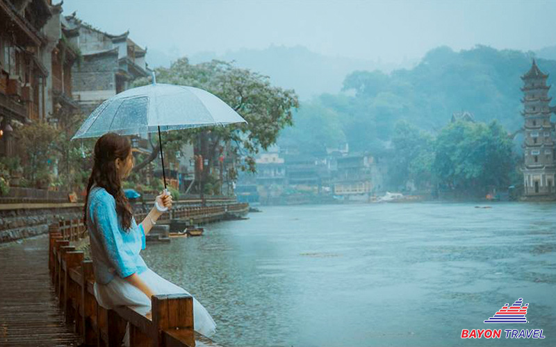 Một số phụ kiện như chiếc ô rất thích hợp cho tín đồ du lịch pose dáng với khung cảnh Phượng Hoàng cổ trấn nên thơ này Một số phụ kiện như chiếc ô rất thích hợp cho tín đồ du lịch pose dáng với khung cảnh Phượng Hoàng cổ trấn nên thơ này