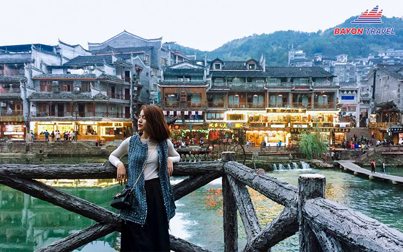 Khách du lịch đừng ngại pose dáng tự nhiên để có những ảnh thật nghệ thuật với Phượng Hoàng cổ trấn Khách du lịch đừng ngại pose dáng tự nhiên để có những ảnh thật nghệ thuật với Phượng Hoàng cổ trấn