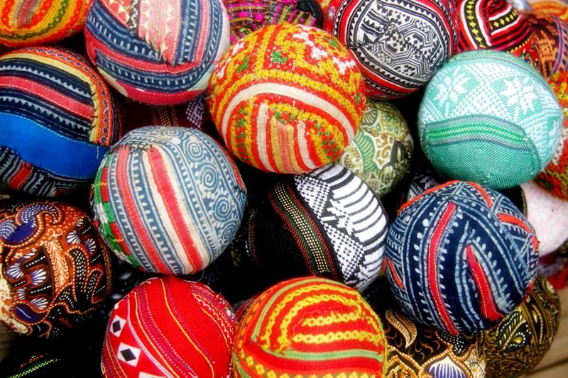 Những chiếc mũ nồi được làm bằng vải thổ cẩm rất độc đáo là hình ảnh mà khách du lịch dễ bắt gặp trên phố mua sắm tại Phượng Hoàng cổ trấn Những chiếc mũ nồi được làm bằng vải thổ cẩm rất độc đáo là hình ảnh mà khách du lịch dễ bắt gặp trên phố mua sắm tại Phượng Hoàng cổ trấn