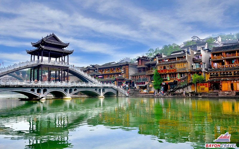 Du lịch Phượng Hoàng cổ trấn Trương Gia Giới: Mùa xuân về với gam màu ấm áp Du lịch Phượng Hoàng cổ trấn Trương Gia Giới: Mùa xuân về với gam màu ấm áp