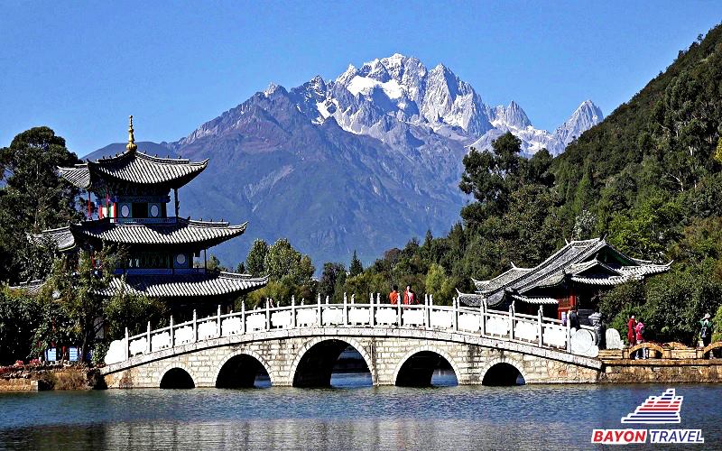 Nên đi Lệ Giang hay Phượng Hoàng Cổ Trấn? - Núi Ngọc Long ở Lệ Giang cổ trấn Nên đi Lệ Giang hay Phượng Hoàng Cổ Trấn? - Núi Ngọc Long ở Lệ Giang cổ trấn