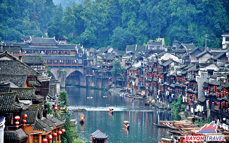 Nên đi Phượng Hoàng Cổ Trấn nếu bạn muốn tìm đến chút yên bình Nên đi Phượng Hoàng Cổ Trấn nếu bạn muốn tìm đến chút yên bình