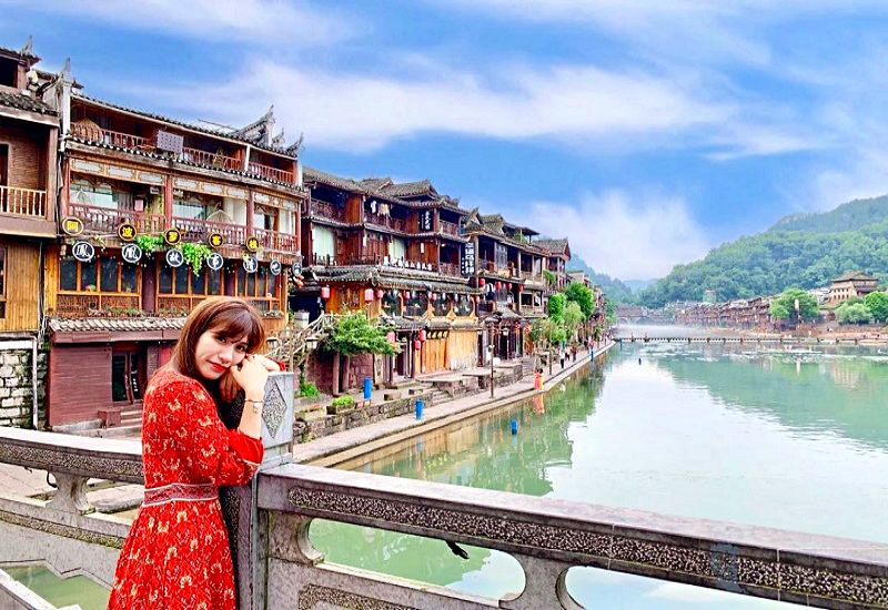 Bạn có thể lựa chọn đi tour Phượng Hoàng Cổ Trấn thành phố Hồ Chí Minh để tận hưởng không khí mát mẻ của mùa thu ở Phượng Hoàng Cổ Trấn (Ảnh sưu tầm) Bạn có thể lựa chọn đi tour Phượng Hoàng Cổ Trấn thành phố Hồ Chí Minh để tận hưởng không khí mát mẻ của mùa thu ở Phượng Hoàng Cổ Trấn (Ảnh sưu tầm)