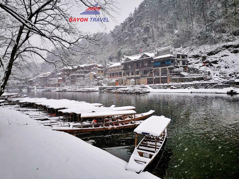 Du khách muốn ngắm tuyết rơi phủ kín các mái nhà cổ Phượng Hoàng Cổ Trấn huyền ảo như tiên cảnh thì nên đến đây vào tháng 12 Du khách muốn ngắm tuyết rơi phủ kín các mái nhà cổ Phượng Hoàng Cổ Trấn huyền ảo như tiên cảnh thì nên đến đây vào tháng 12