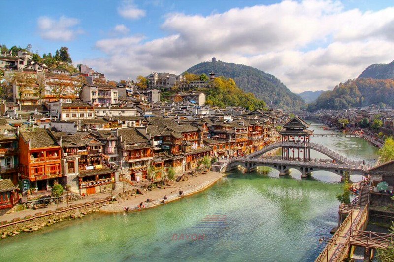 Nên đến Phượng Hoàng cổ trấn vào tháng trung thu để bắt gặp khoảnh khác trấn cổ khoác lên mình chiếc áo vàng ươm của độ thu sang Nên đến Phượng Hoàng cổ trấn vào tháng trung thu để bắt gặp khoảnh khác trấn cổ khoác lên mình chiếc áo vàng ươm của độ thu sang