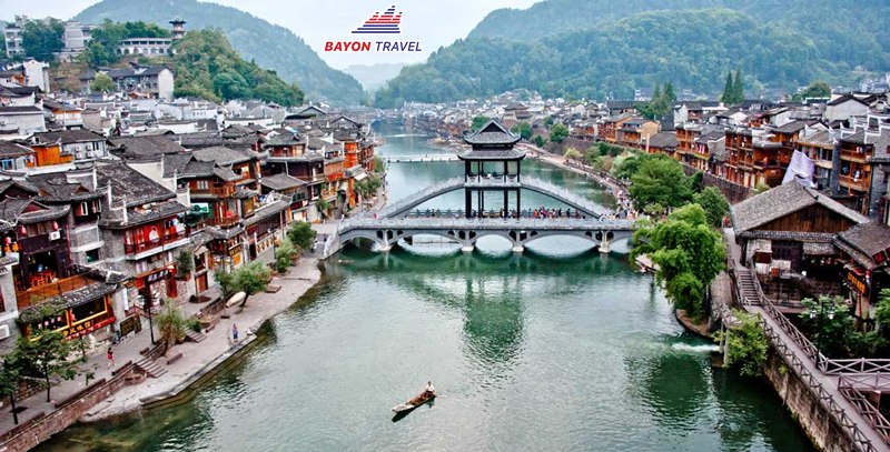 Nên đi Phượng Hoàng Cổ Trấn vào mùa xuân từ tháng 2 - tháng 5 vì cảnh sắc xanh tươi và khí hậu mát mẻ Nên đi Phượng Hoàng Cổ Trấn vào mùa xuân từ tháng 2 - tháng 5 vì cảnh sắc xanh tươi và khí hậu mát mẻ