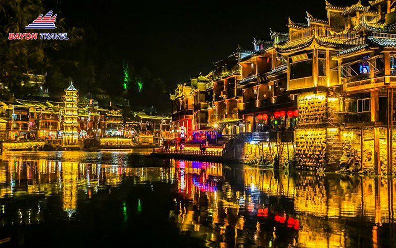 Khách du lịch đến Phượng Hoàng cổ trấn Trương Gia Giới có dịp thả đèn hoa trên Đà Giang thơ mộng về đêm để cầu mong điều lành Khách du lịch đến Phượng Hoàng cổ trấn Trương Gia Giới có dịp thả đèn hoa trên Đà Giang thơ mộng về đêm để cầu mong điều lành