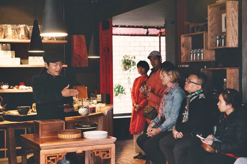 Khách du lịch nghe kể những câu chuyện lịch sử ly kỳ của Trung Quốc Phượng Hoàng cổ trấn Khách du lịch nghe kể những câu chuyện lịch sử ly kỳ của Trung Quốc Phượng Hoàng cổ trấn