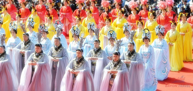 Khách du lịch đến Phượng Hoàng cổ trấn Trương Gia Giới xem nghi lễ tế trời trong sinh hoạt văn hoá của người Hán Khách du lịch đến Phượng Hoàng cổ trấn Trương Gia Giới xem nghi lễ tế trời trong sinh hoạt văn hoá của người Hán