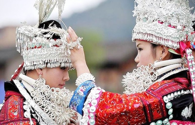 Người Miêu ở Phượng Hoàng cổ trấn sử dụng trang sức bạc giống như niềm tin vào một tín ngưỡng Người Miêu ở Phượng Hoàng cổ trấn sử dụng trang sức bạc giống như niềm tin vào một tín ngưỡng