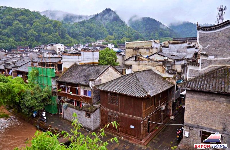 Những ngôi nhà của cư dân địa phượng xung quanh khu du lịch Phượng Hoàng Trấn Những ngôi nhà của cư dân địa phượng xung quanh khu du lịch Phượng Hoàng Trấn