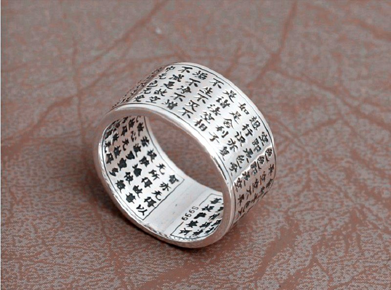 Quà du lịch Phượng Hoàng Cổ Trấn: Nhiều chiếc nhẫn còn được khắc cả các bài thơ chữ Hán rất tinh xảo (Ảnh: sưu tầm) Quà du lịch Phượng Hoàng Cổ Trấn: Nhiều chiếc nhẫn còn được khắc cả các bài thơ chữ Hán rất tinh xảo (Ảnh: sưu tầm)