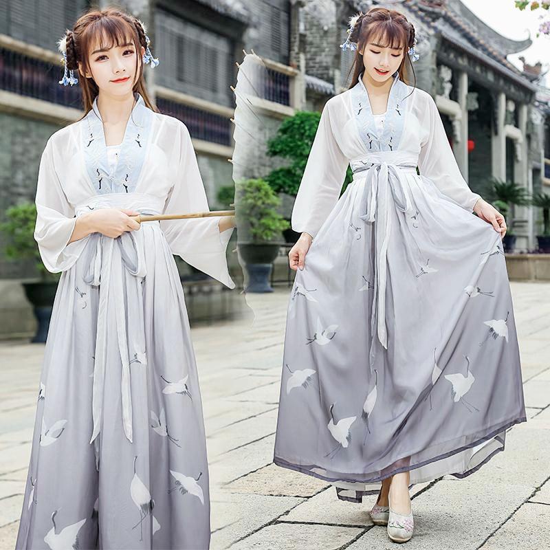 Hoặc du khách có thể tậu luôn những bộ đồ rất cổ trang và xinh xắn này để làm quà du lịch Phượng Hoàng cổ trấn Hoặc du khách có thể tậu luôn những bộ đồ rất cổ trang và xinh xắn này để làm quà du lịch Phượng Hoàng cổ trấn