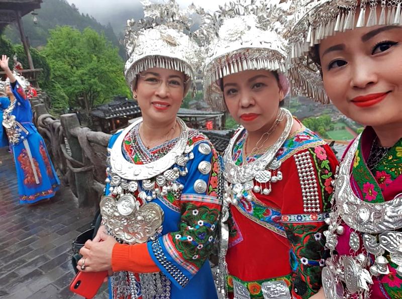 Quà du lịch Phượng Hoàng Cổ Trấn: Những chiếc mũ đội đầu bằng bạc chẳng khác gì vương miện của người Miêu (Ảnh: sưu tầm) Quà du lịch Phượng Hoàng Cổ Trấn: Những chiếc mũ đội đầu bằng bạc chẳng khác gì vương miện của người Miêu (Ảnh: sưu tầm)