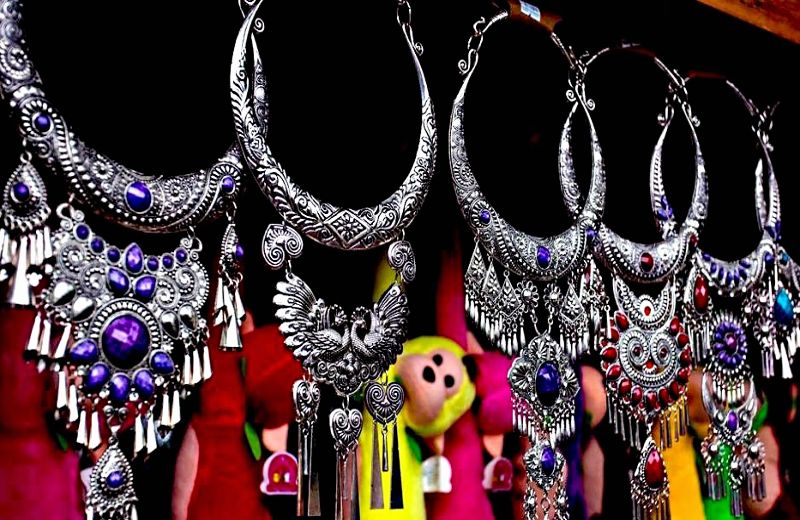 Những chiếc vòng cổ bằng bạc với nhiều kiểu dáng rất thích hợp làm quà du lịch Phượng Hoàng Cổ Trấn (Ảnh: sưu tầm) Những chiếc vòng cổ bằng bạc với nhiều kiểu dáng rất thích hợp làm quà du lịch Phượng Hoàng Cổ Trấn (Ảnh: sưu tầm)