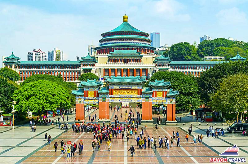 Tour Lệ Giang cổ trấn: Quảng trường Ngọc Hà - Lệ Giang cổ trấn đông đúc người qua lại Tour Lệ Giang cổ trấn: Quảng trường Ngọc Hà - Lệ Giang cổ trấn đông đúc người qua lại