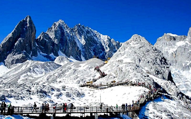 Tour Lệ Giang cổ trấn: Núi Ngọc Long ở Lệ Giang cổ trấn (Ảnh sưu tầm) Tour Lệ Giang cổ trấn: Núi Ngọc Long ở Lệ Giang cổ trấn (Ảnh sưu tầm)