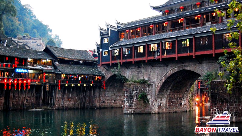 Kinh nghiệm du lịch Phượng Hoàng cổ trấn tham quan cầu Hồng Kiều Kinh nghiệm du lịch Phượng Hoàng cổ trấn tham quan cầu Hồng Kiều