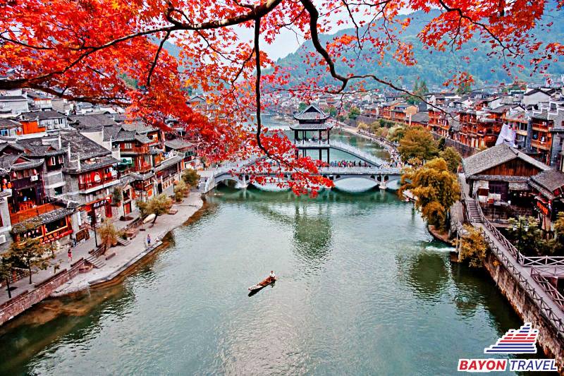 Du lịch Phượng Hoàng cổ trấn vào mùa thu: Sắc thu tuyệt đẹp tạo nên bức tranh hữu tình. Du lịch Phượng Hoàng cổ trấn vào mùa thu: Sắc thu tuyệt đẹp tạo nên bức tranh hữu tình.