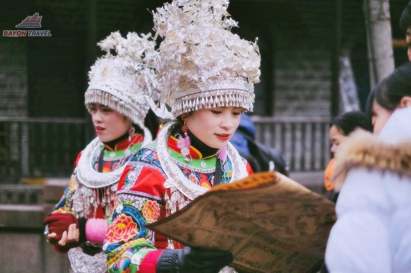 Phụ nữ người Miêu ở Phượng Hoàng cổ trấn rất coi trọng trang sức bạc vì nó có ý nghĩa đặc biệt với họ Phụ nữ người Miêu ở Phượng Hoàng cổ trấn rất coi trọng trang sức bạc vì nó có ý nghĩa đặc biệt với họ