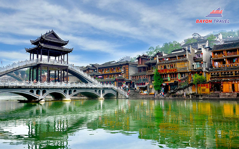 Du lịch đến Phượng Hoàng cổ trấn Trương Gia Giới để chiêm ngưỡng vẻ đẹp màu xanh biếc của nước sông Đà Giang Du lịch đến Phượng Hoàng cổ trấn Trương Gia Giới để chiêm ngưỡng vẻ đẹp màu xanh biếc của nước sông Đà Giang