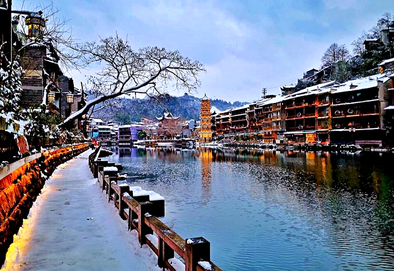 Lí do nên đi tour Phượng Hoàng Cổ Trấn thành phố Hồ Chí Minh giá rẻ: Ngắm Phượng Hoàng Cổ Trấn mùa có tuyếtrơi (Ảnh sưu tầm) Lí do nên đi tour Phượng Hoàng Cổ Trấn thành phố Hồ Chí Minh giá rẻ: Ngắm Phượng Hoàng Cổ Trấn mùa có tuyết rơi (Ảnh sưu tầm)