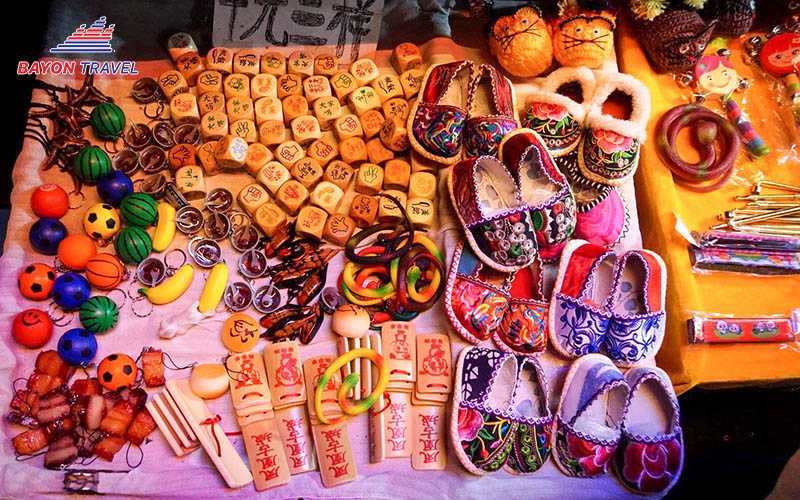 Quà lưu niệm được làm thủ công ở Phượng Hoàng Cổ Trấn Trương Gia Giới rất phù hợp cho những món quà du lịch Quà lưu niệm được làm thủ công ở Phượng Hoàng Cổ Trấn Trương Gia Giới rất phù hợp cho những món quà du lịch