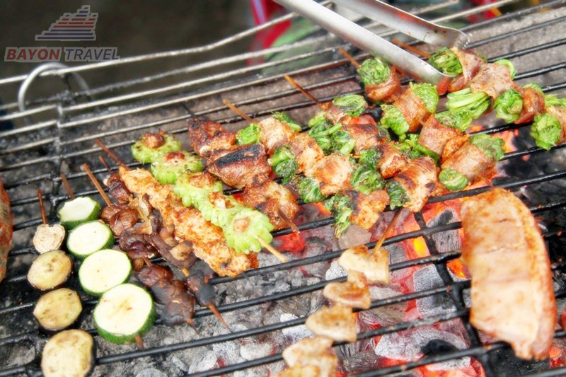 Bạn có thể bắt gặp vô số quán xiên nướng dọc các con phố du lịch ở Trương Gia Giới Phượng Hoàng cổ trấn Bạn có thể bắt gặp vô số quán xiên nướng dọc các con phố du lịch ở Trương Gia Giới Phượng Hoàng cổ trấn