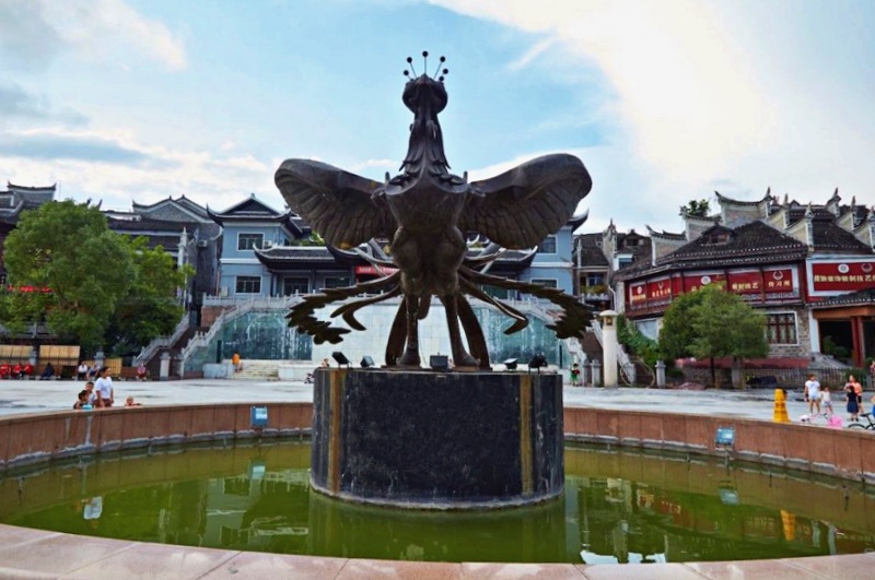 Quảng trường Phượng Hoàng- biểu tượng của khu du lịch Phượng Hoàng Cổ Trấn Quảng trường Phượng Hoàng- biểu tượng của khu du lịch Phượng Hoàng Cổ Trấn