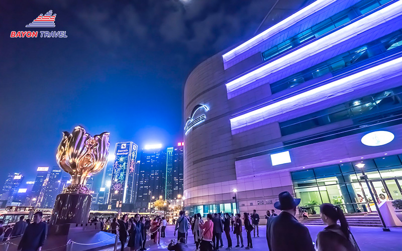 Khách du lịch Hong Kong dạo phố trên Quảng trường Sen Vàng về đêm Khách du lịch Hong Kong dạo phố trên Quảng trường Sen Vàng về đêm