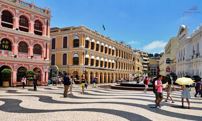 Khách du lịch Hồng Kông check-in tại quảng trường Senado Square ở Ma Cao Khách du lịch Hồng Kông check-in tại quảng trường Senado Square ở Ma Cao