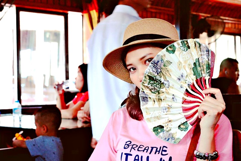 Quạt giấy cũng là món quà ấn tượng khi tới du lịch tại Phượng Hoàng Cổ Trấn Quạt giấy cũng là món quà ấn tượng khi tới du lịch tại Phượng Hoàng Cổ Trấn