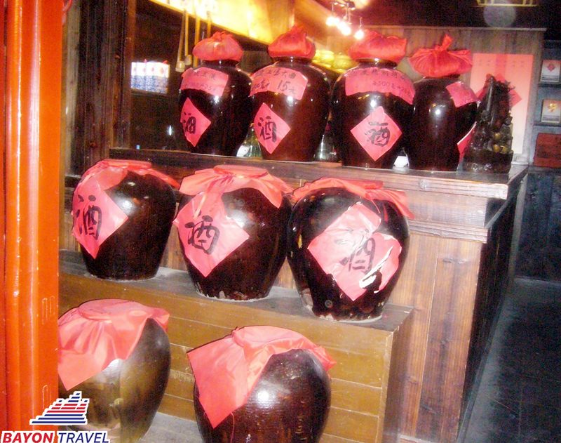 Rượu Hoa Điêu Tử sẽ thấy bày bán rất nhiều nếu khách du lịch ghé qua các quán rượu trên phố ở Phượng Hoàng Cổ Trấn Rượu Hoa Điêu Tử sẽ thấy bày bán rất nhiều nếu khách du lịch ghé qua các quán rượu trên phố ở Phượng Hoàng Cổ Trấn