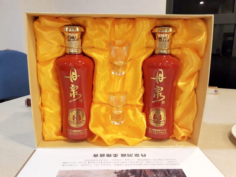 Ở Phượng Hoàng cổ trấn cũng có loại rượu Mao Đài Tử được đặt trong hộp vô cùng sang trọng rất thích hợp để mua về làm quà du lịch Ở Phượng Hoàng cổ trấn cũng có loại rượu Mao Đài Tử được đặt trong hộp vô cùng sang trọng rất thích hợp để mua về làm quà du lịch