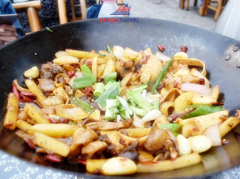 Sanxiaguo là một món xào vô cùng nổi tiếng ở Phượng Hoàng Cổ Trấn cũng thường xuất hiện vào những dịp du lịch mùa đông Sanxiaguo là một món xào vô cùng nổi tiếng ở Phượng Hoàng Cổ Trấn cũng thường xuất hiện vào những dịp du lịch mùa đông