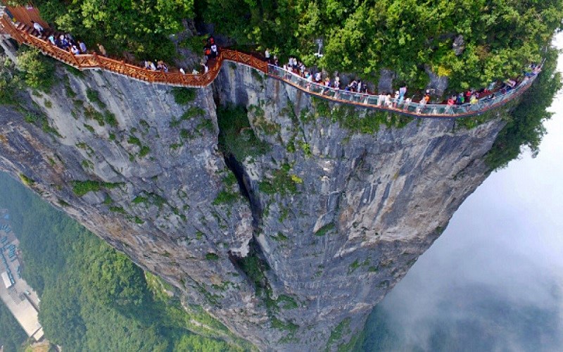 Khách du lịch đến Phượng Hoàng cổ trấn sẽ trải nghiệm đi trên Sky Walk với một chút phiêu lưu mạo hiểm Khách du lịch đến Phượng Hoàng cổ trấn sẽ trải nghiệm đi trên Sky Walk với một chút phiêu lưu mạo hiểm