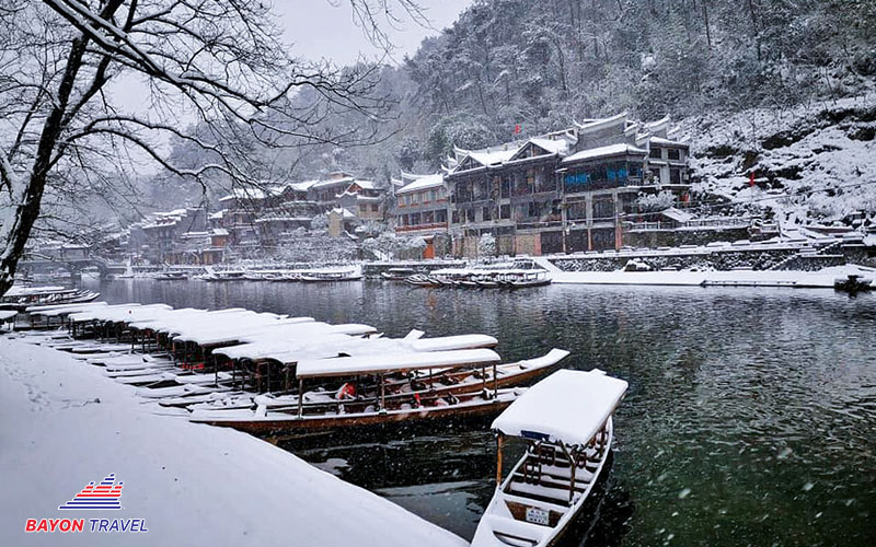 Sông Đà Giang cũng ngủ yên vào mùa đông ở Phượng Hoàng cổ trấn Sông Đà Giang cũng ngủ yên vào mùa đông ở Phượng Hoàng cổ trấn