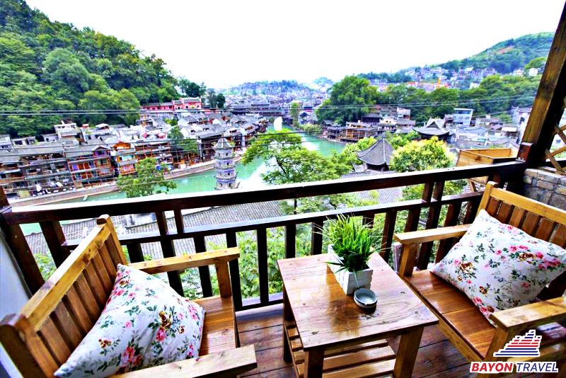 Sông Đà Giang chính là điểm nhấn nổi bật tạo nên view đẹp cho quán cà phê mà cẩm nang du lịch Phượng Hoàng Cổ Trấn gợi ý Sông Đà Giang chính là điểm nhấn nổi bật tạo nên view đẹp cho quán cà phê mà cẩm nang du lịch Phượng Hoàng Cổ Trấn gợi ý