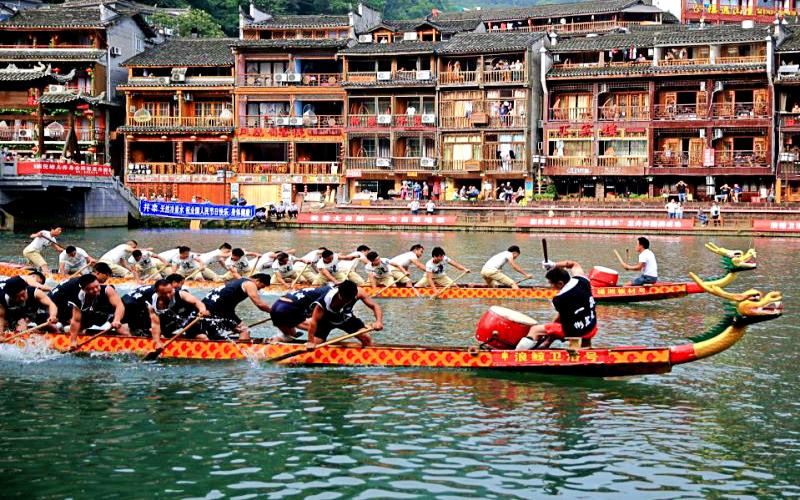 Cẩm nang du lịch Phượng Hoàng Cổ Trấn: Sông Đà Giang ghi dấu các lễ hội chỉ có trong cẩm nang du lịch Phượng Hoàng Cổ Trấn Cẩm nang du lịch Phượng Hoàng Cổ Trấn: Sông Đà Giang ghi dấu các lễ hội chỉ có trong cẩm nang du lịch Phượng Hoàng Cổ Trấn