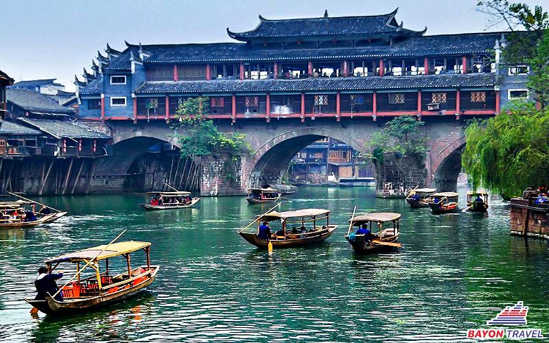 Các tour du lịch Phượng Hoàng Cổ Trấn: Sông Đà Giang xanh một màu xanh biếc Các tour du lịch Phượng Hoàng Cổ Trấn: Sông Đà Giang xanh một màu xanh biếc