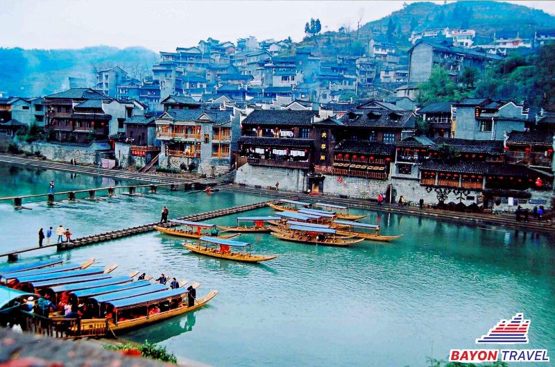 Sông Trường Giang trong vắt dưới thời tiết Phượng Hoàng Cổ Trấn tháng 9 Sông Trường Giang trong vắt dưới thời tiết Phượng Hoàng Cổ Trấn tháng 9