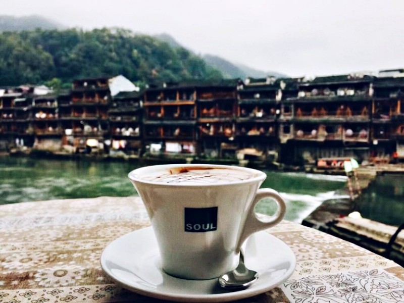 Cẩm nang du lịch Phượng Hoàng Cổ Trấn: Soul Cafe có view nhìn thẳng ra sông Đà Giang (Ảnh: sưu tầm) Cẩm nang du lịch Phượng Hoàng Cổ Trấn: Soul Cafe có view nhìn thẳng ra sông Đà Giang (Ảnh: sưu tầm)