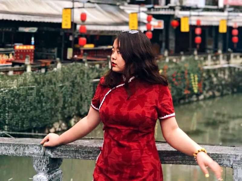 Sườn xám là trang phục khá trẻ trung và hiện đại nên mua nếu đi Phượng Hoàng Cổ Trấn (Ảnh: sưu tầm) Sườn xám là trang phục khá trẻ trung và hiện đại nên mua nếu đi Phượng Hoàng Cổ Trấn (Ảnh: sưu tầm)