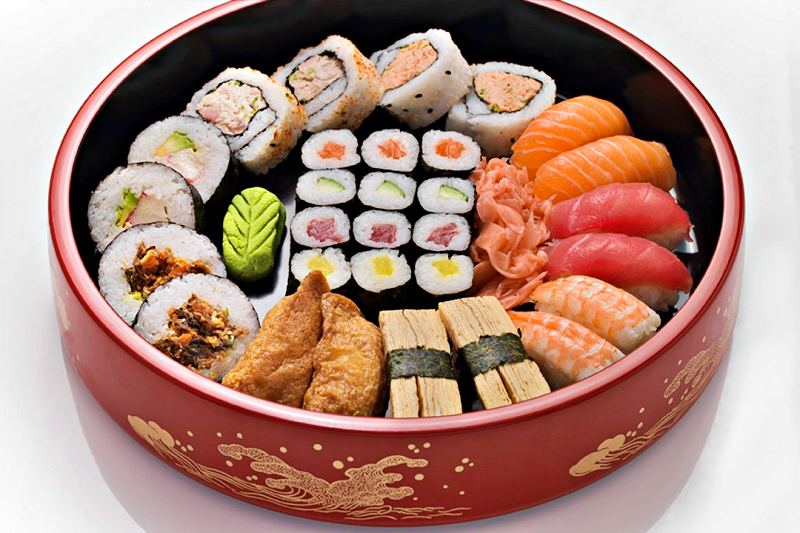 Sushi ở đây được xếp trong một chiếc khay to rất đặc trưng ở Phượng Hoàng Cổ Trấn (Ảnh: sưu tầm) Sushi ở đây được xếp trong một chiếc khay to rất đặc trưng ở Phượng Hoàng Cổ Trấn (Ảnh: sưu tầm)