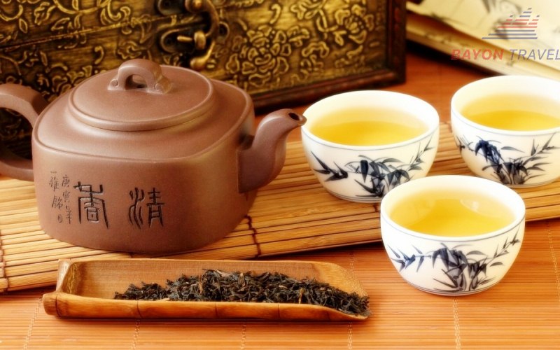 Tập tục văn hoá tam đạo trà – cách pha trà 3 lần của người Bạch tại Trương Gia Giới Phượng Hoàng cổ trấn Tập tục văn hoá tam đạo trà – cách pha trà 3 lần của người Bạch tại Trương Gia Giới Phượng Hoàng cổ trấn