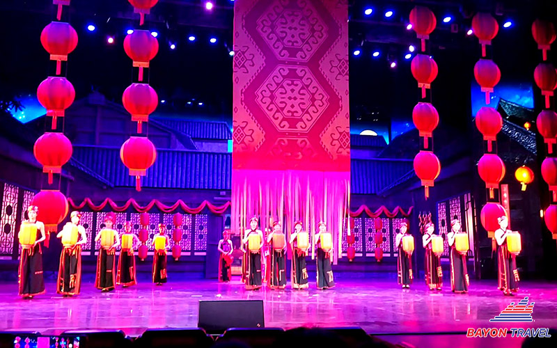 Nhà hát Tương Tây quy mô - nơi trình diễn show Rạng Rỡ Tương Tây trong chương trình du lịch Phượng Hoàng cổ trấn Nhà hát Tương Tây quy mô - nơi trình diễn show Rạng Rỡ Tương Tây trong chương trình du lịch Phượng Hoàng cổ trấn