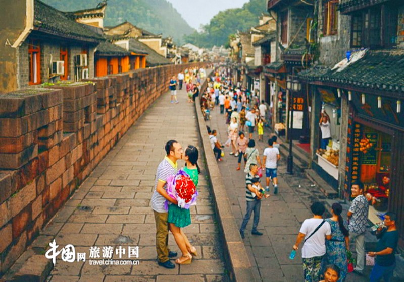 Lễ hội những người yêu đầu tiên tại Phượng Hoàng cổ trấn. Lễ hội những người yêu đầu tiên tại Phượng Hoàng cổ trấn.