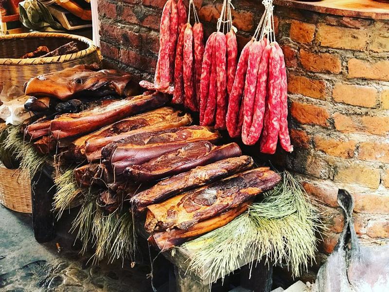 Thị khô là món ăn độc đáo bạn nên mua về làm quà khi du lịch đến Phượng Hoàng cổ trấn Thị khô là món ăn độc đáo bạn nên mua về làm quà khi du lịch đến Phượng Hoàng cổ trấn