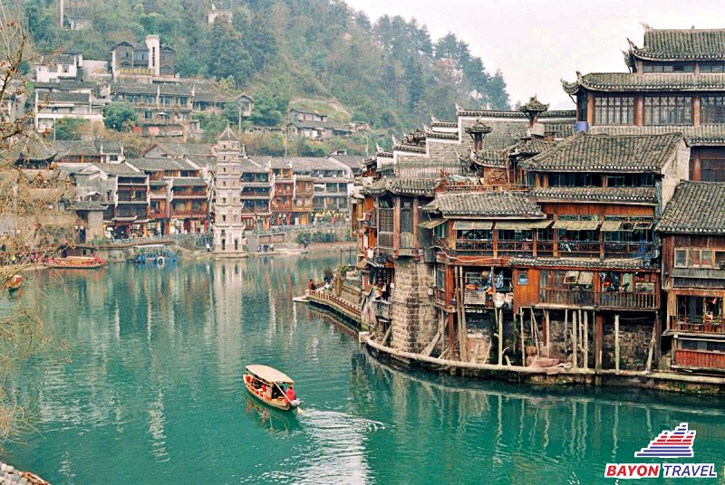 Thời tiết Phượng Hoàng Cổ Trấn tháng 8 khiến Đà Giang xanh màu ngọc bích Thời tiết Phượng Hoàng Cổ Trấn tháng 8 khiến Đà Giang xanh màu ngọc bích