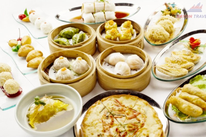 Thức ăn của người Hán ở Trương Gia Giới Phượng Hoàng cổ trấn thường được xếp trong lồng hoặc bát đĩa to cũng là một nét truyền thống độc đáo Thức ăn của người Hán ở Trương Gia Giới Phượng Hoàng cổ trấn thường được xếp trong lồng hoặc bát đĩa to cũng là một nét truyền thống độc đáo